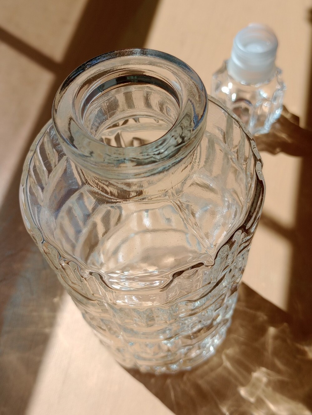 Vintage Mid-Century Federal Glass Geometric Block Decanter with Crest Stopper - Picture 4 of 8